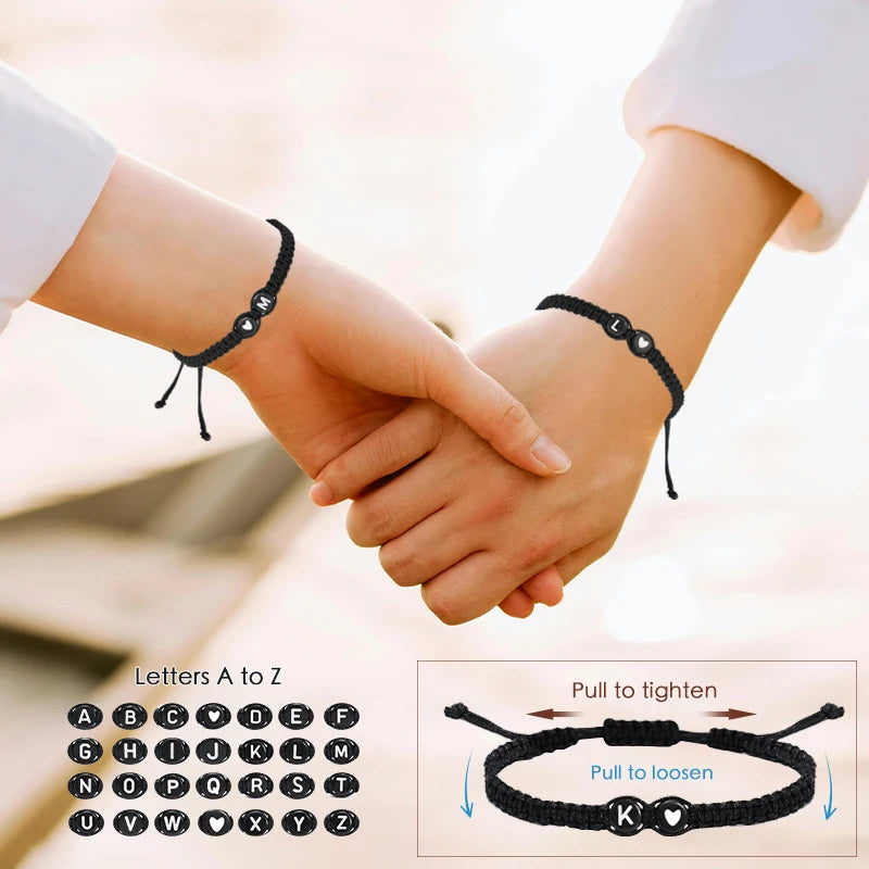 Pulsera trenzada con inicial y corazón