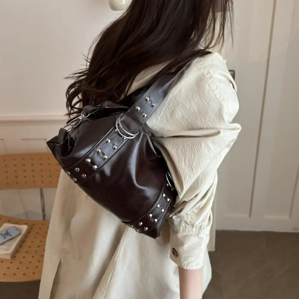Bolso con remaches, negro