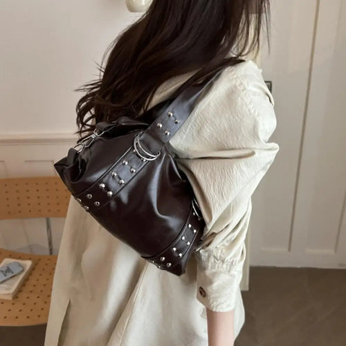 Bolso con remaches, negro