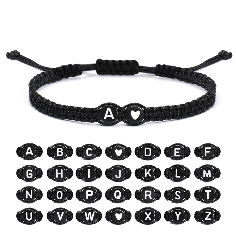 Pulsera con inicial, detalle