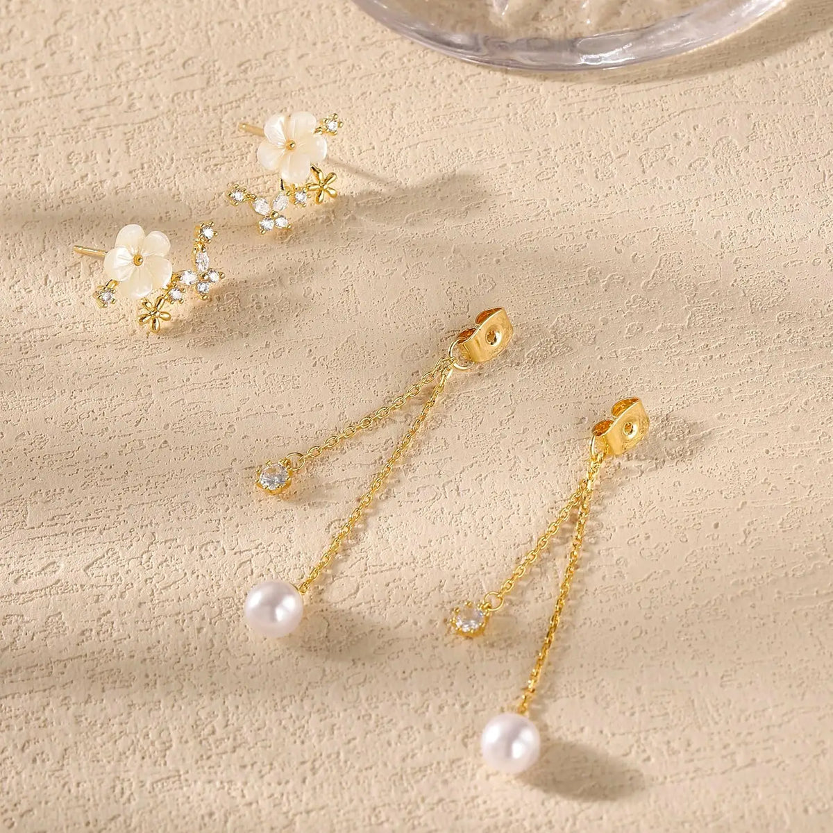 Pendientes dorados con perla