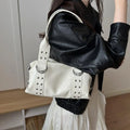 Bolso con tachuelas