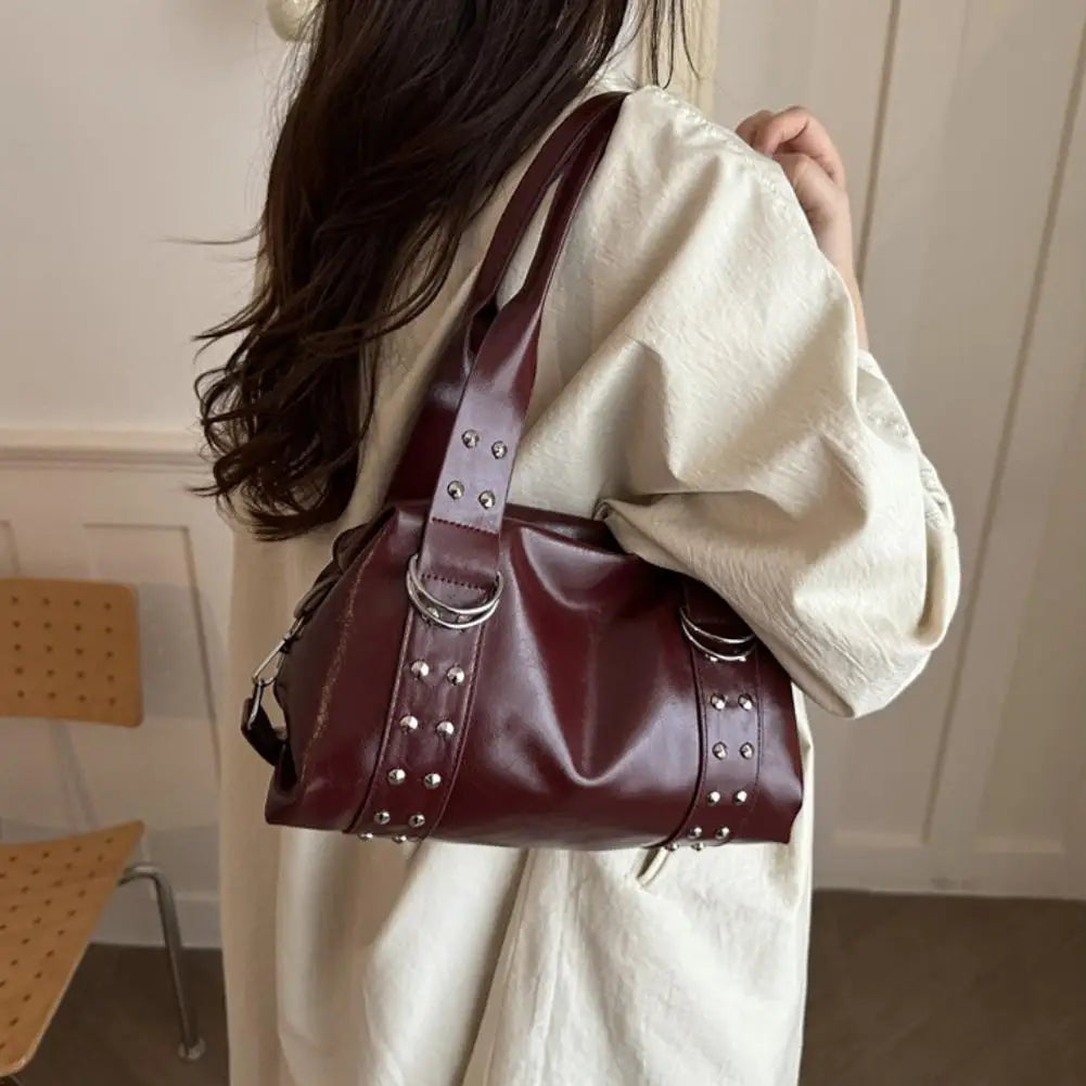 Bolso con tachuelas, detalle