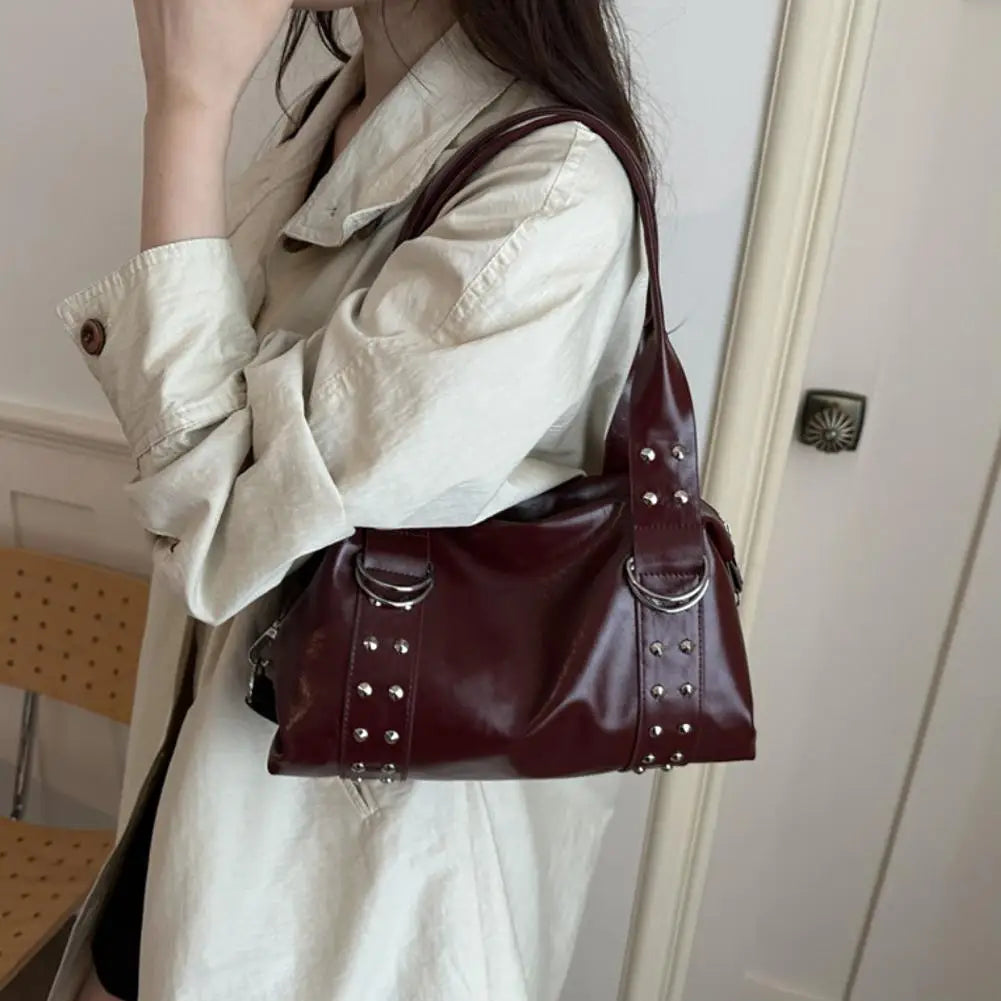 Bolso de hombro con tachuelas