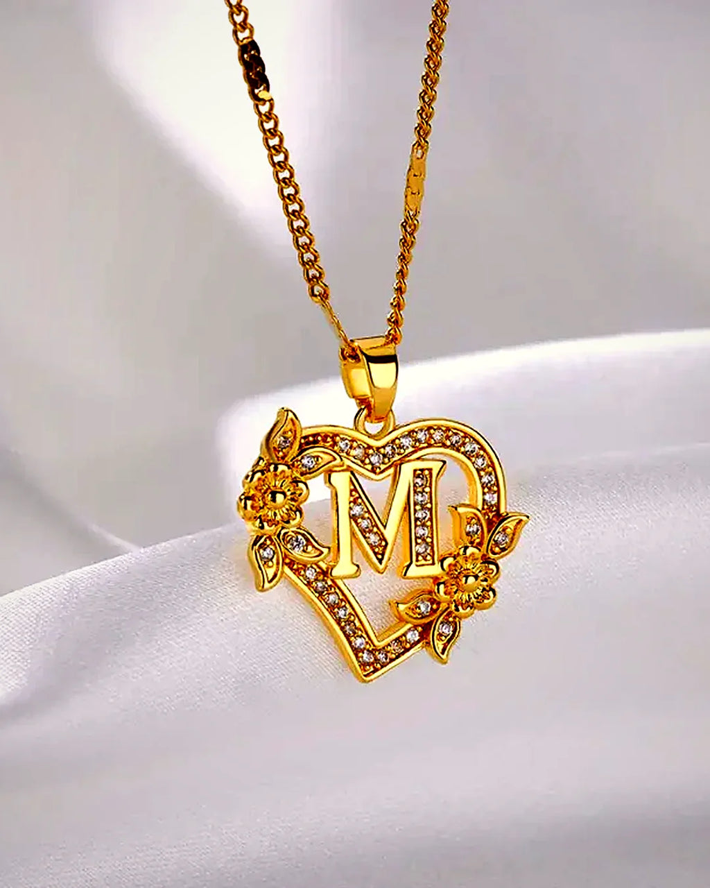 Collar inicial con corazón · Lunares