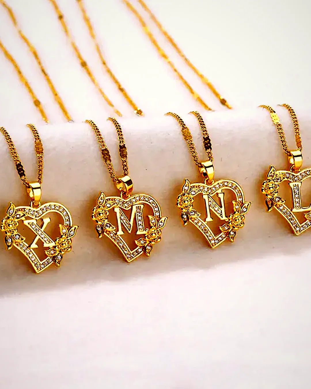 Collar inicial con corazón · Lunares