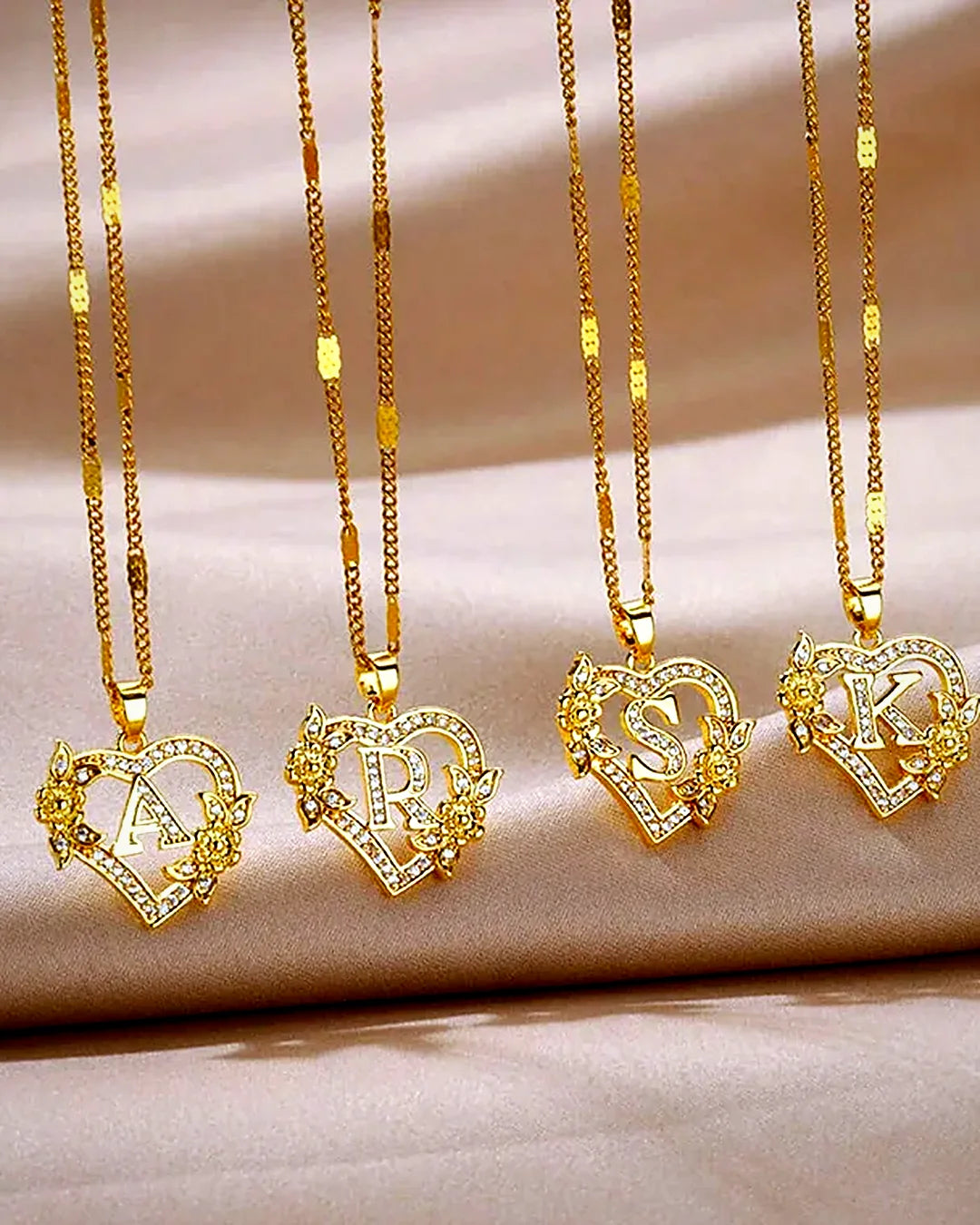 Collar inicial con corazón · Lunares