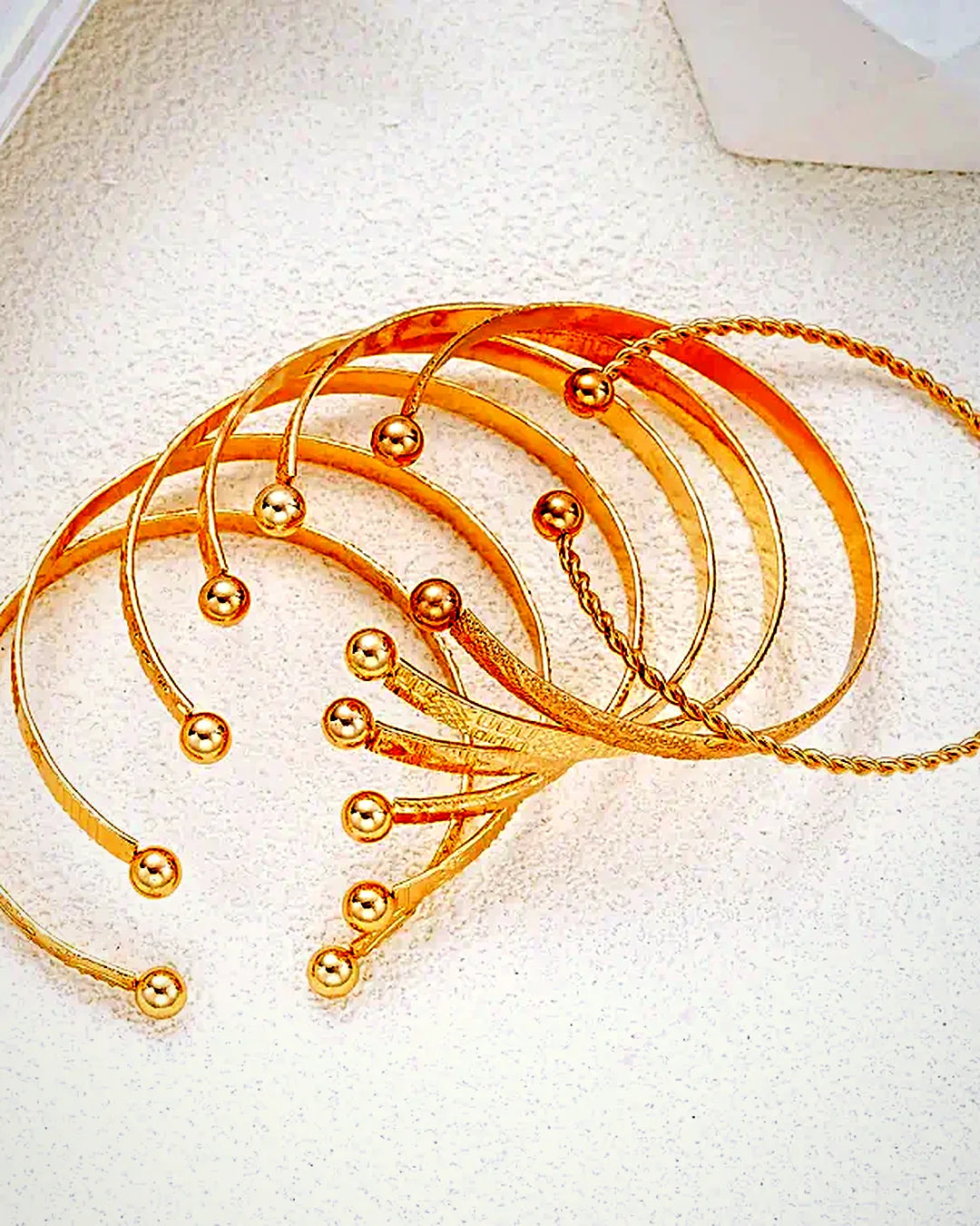 Set 7 pulseras doradas · Lunares