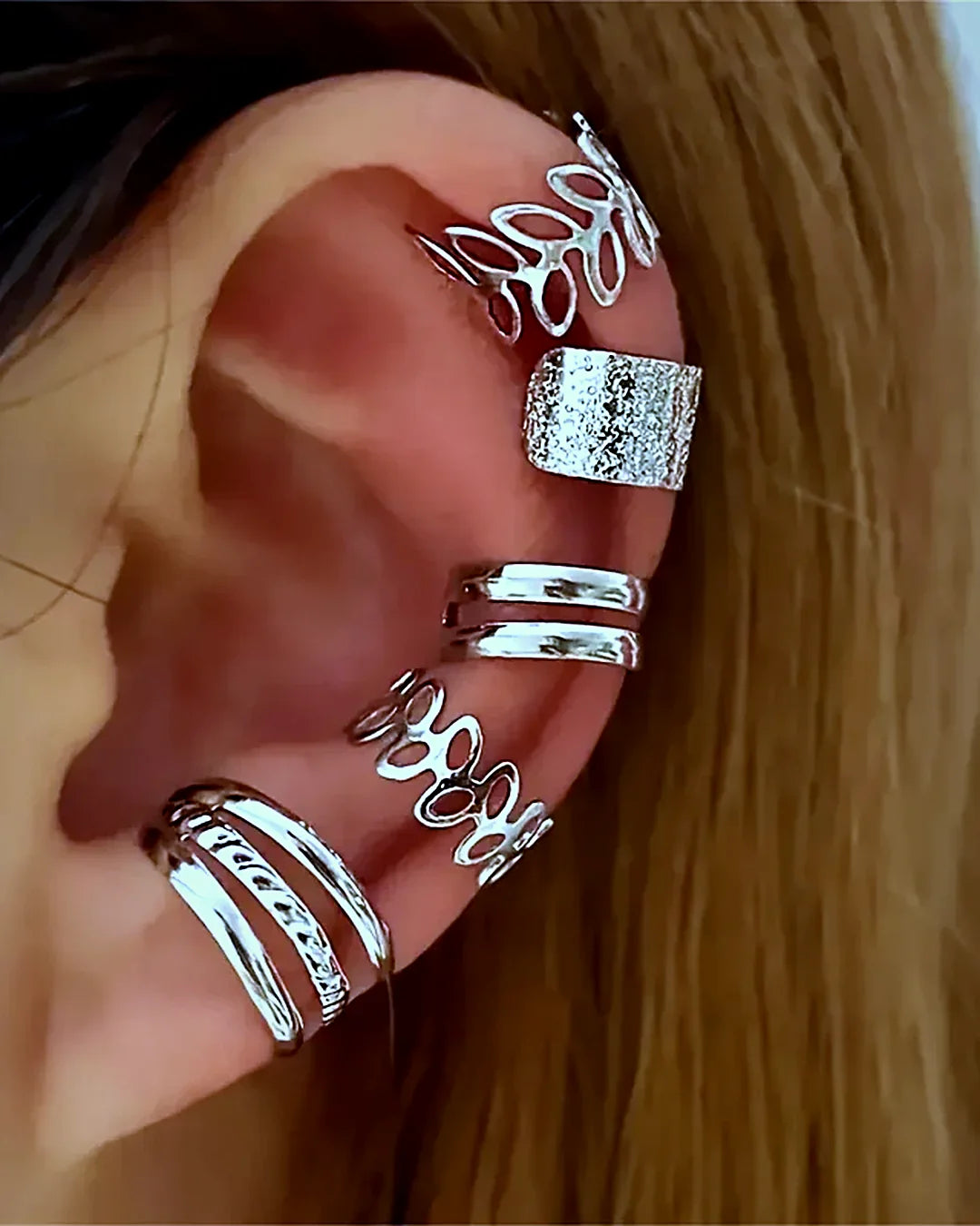 Set de 5 ear cuffs dorados · Lunares