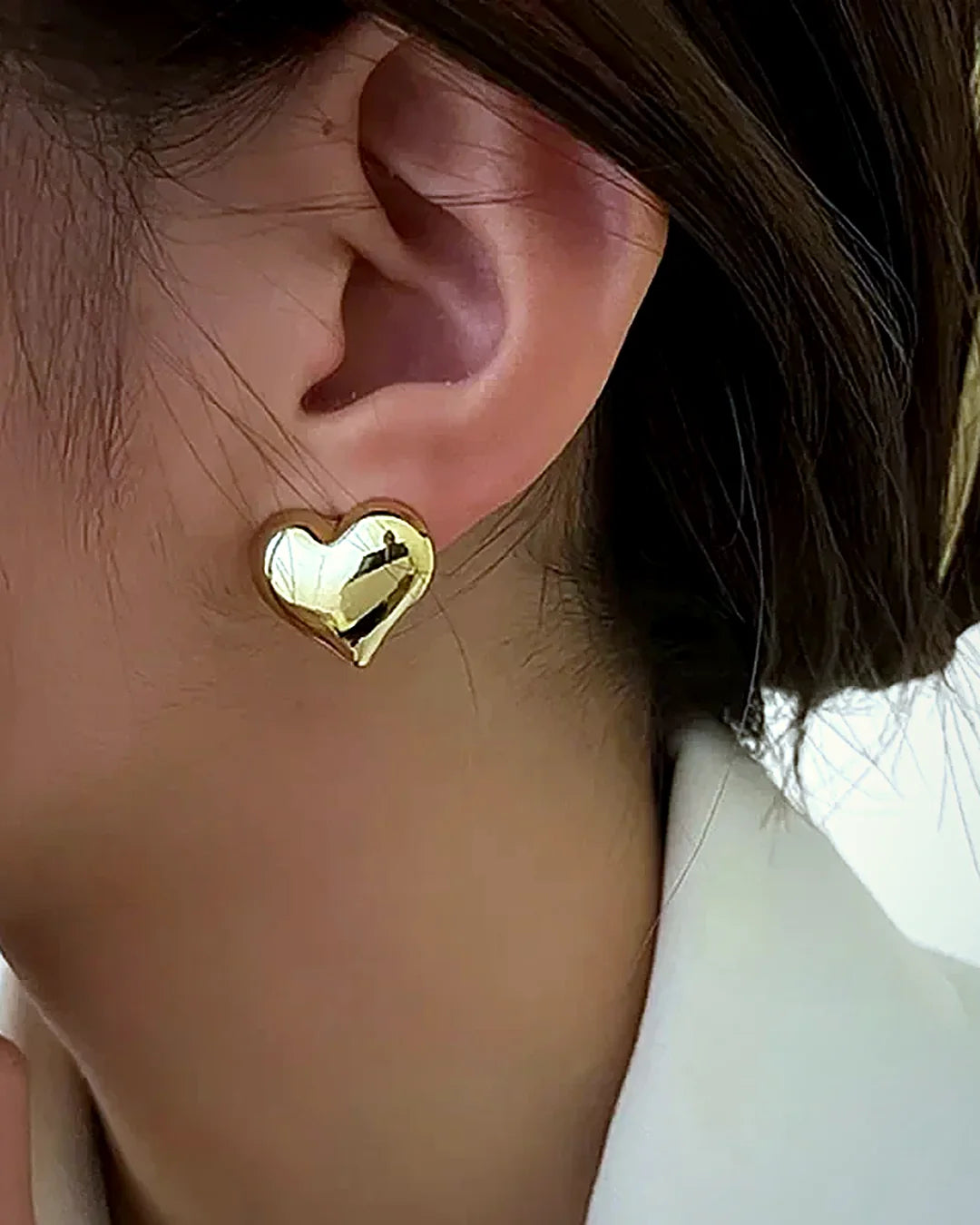 Pendientes de corazón dorados · Lunares