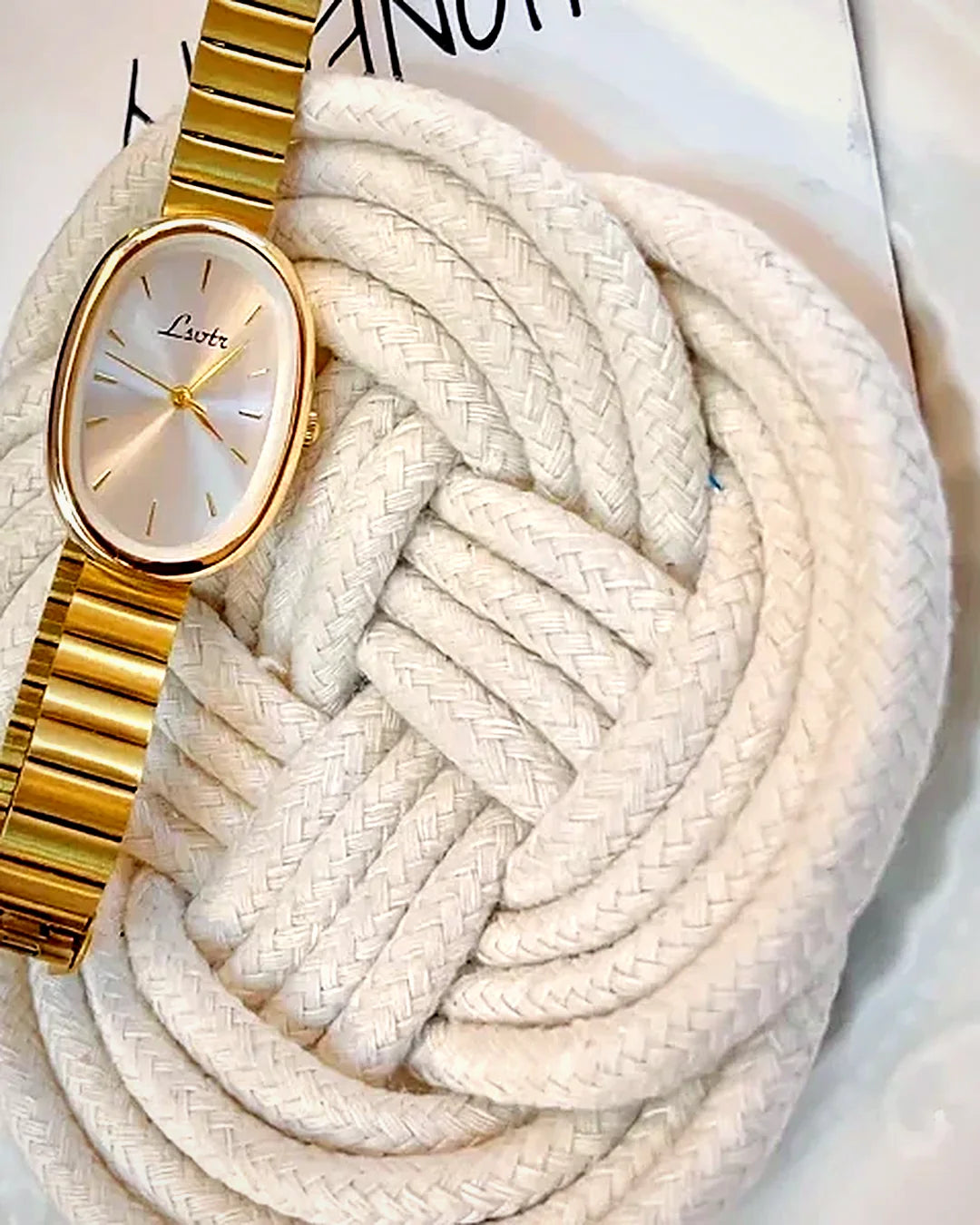 Reloj con pulsera dorada · Lunares